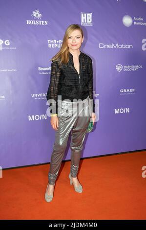 Hamburg, Deutschland. 21.. Juni 2022. Johanna Christine Gehlen kommt zum Jahresempfang 'Moin 2022 Mittsommer' des Hamburger Filmfonds auf Kampnagel. Quelle: Daniel Reinhardt/dpa/Alamy Live News Stockfoto