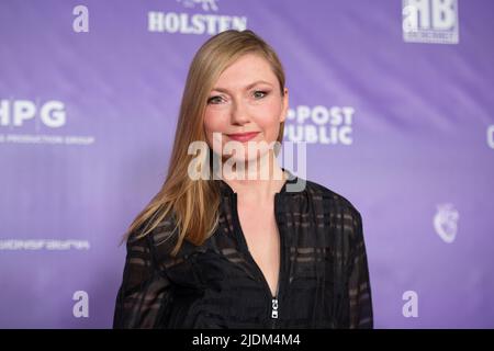 Hamburg, Deutschland. 21.. Juni 2022. Johanna Christine Gehlen kommt zum Jahresempfang 'Moin 2022 Mittsommer' des Hamburger Filmfonds auf Kampnagel. Quelle: Daniel Reinhardt/dpa/Alamy Live News Stockfoto