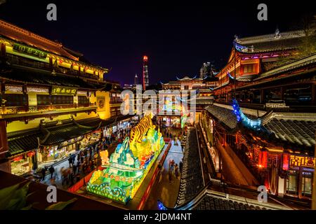 Touristen genießen die Laternen-Ausstellung im Yu Yuan, Yu Garden, während des Laternenfestes im Jahr des Tigers. Stockfoto