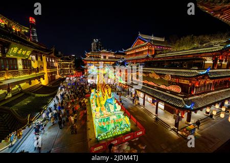 Touristen genießen die Laternen-Ausstellung im Yu Yuan, Yu Garden, während des Laternenfestes im Jahr des Tigers. Stockfoto