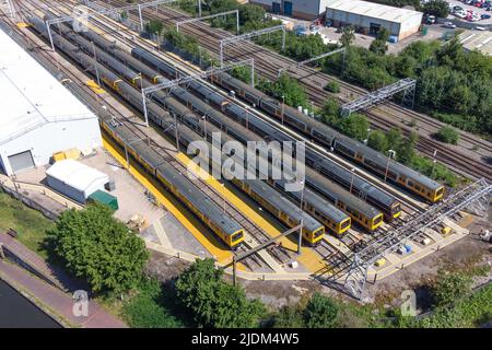 Soho TMD, Smethwick, Birmingham, England, 22. Juni 2022. Die Züge der West Midlands Railway standen am zweiten Tag des britischen Eisenbahnstreiks auf und waren ungenutzt. Das Traktionswartungsdepot (TMD) befindet sich in Smetwick, Birmingham. Die West Coast Mainline steht ohne laufenden Transport neben dem Depot. Eisenbahnarbeiter gingen am Dienstag aus, um für eine Lohnerhöhung von 7 Prozent in den britischen Netzen zu streiken. Bild von: Stop Press Media/ Alamy Live News Stockfoto