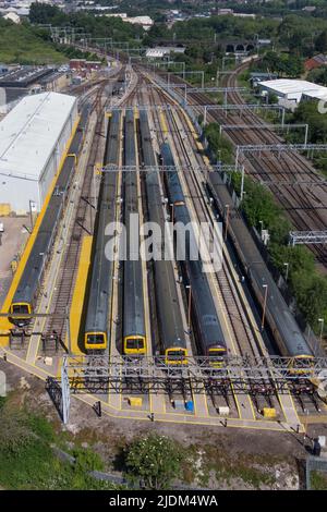 Soho TMD, Smethwick, Birmingham, England, 22. Juni 2022. Die Züge der West Midlands Railway standen am zweiten Tag des britischen Eisenbahnstreiks auf und waren ungenutzt. Das Traktionswartungsdepot (TMD) befindet sich in Smetwick, Birmingham. Die West Coast Mainline steht ohne laufenden Transport neben dem Depot. Eisenbahnarbeiter gingen am Dienstag aus, um für eine Lohnerhöhung von 7 Prozent in den britischen Netzen zu streiken. Bild von: Stop Press Media/ Alamy Live News Stockfoto