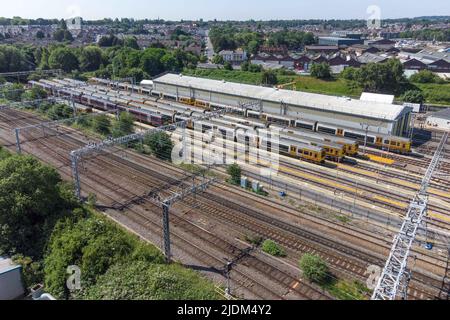 Soho TMD, Smethwick, Birmingham, England, 22. Juni 2022. Die Züge der West Midlands Railway standen am zweiten Tag des britischen Eisenbahnstreiks auf und waren ungenutzt. Das Traktionswartungsdepot (TMD) befindet sich in Smetwick, Birmingham. Die West Coast Mainline steht ohne laufenden Transport neben dem Depot. Eisenbahnarbeiter gingen am Dienstag aus, um für eine Lohnerhöhung von 7 Prozent in den britischen Netzen zu streiken. Bild von: Stop Press Media/ Alamy Live News Stockfoto