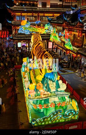 Touristen genießen die Laternen-Ausstellung im Yu Yuan, Yu Garden, während des Laternenfestes im Jahr des Tigers. Stockfoto