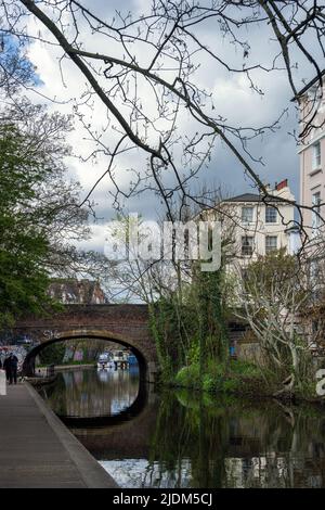 LONDON, ENGLAND - 13.. APRIL 2022: Menschen, die im Frühling am Regent-Kanal in London spazieren Stockfoto