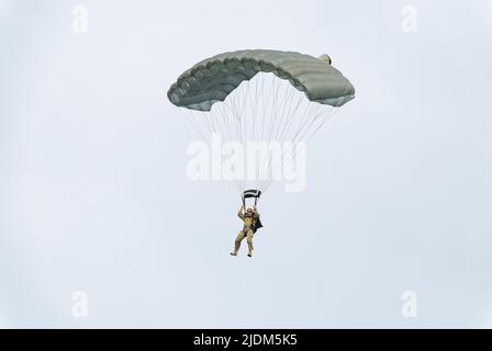 Kunstflugschirm. Foto während der Fallschirmspringshow während des Commando Fest in Dziwnów - August 2020. Stockfoto