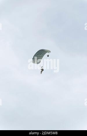 Einsamer Fallschirmjäger. Foto während der Fallschirmspringshow während des Commando Fest in Dziwnów - August 2020. Stockfoto