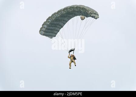 Soldat in der Luft. Foto während der Fallschirmspringshow während des Commando Fest in Dziwnów - August 2020. Stockfoto