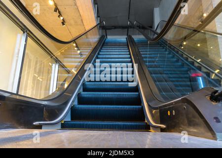 Moderne Rolltreppen in einem Einkaufszentrum ohne Menschen Stockfoto