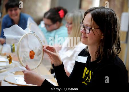Undatierte Handout-Foto, herausgegeben von Colin Hattersley von der Stifter Amy Craig beim Marchmont House ReTweed-Projekt. Menschen aus der ganzen Welt werden eingeladen, eine fliegende Eichel zu nähen, als Teil eines Projekts, um einen herrlichen Umhang zu erschaffen, um Hoffnung, Mut und Kreativität zu feiern. Ausgabedatum: Mittwoch, 22. Juni 2022. Stockfoto