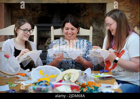 Undatierte Handout-Fotos von Colin Hattersley von Beth Martin, Rachel McMaster und Milly McColm beim Marchmont House ReTweed-Projekt. Menschen aus der ganzen Welt werden eingeladen, eine fliegende Eichel zu nähen, als Teil eines Projekts, um einen herrlichen Umhang zu erschaffen, um Hoffnung, Mut und Kreativität zu feiern. Ausgabedatum: Mittwoch, 22. Juni 2022. Stockfoto