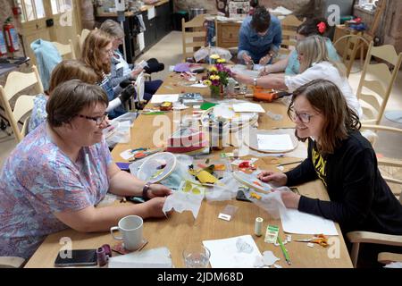 Undatierte Handout-Foto, herausgegeben von Colin Hattersley von den Stiftern Heather Borthwick (links) und Amy Craig beim Marchmont House ReTweed-Projekt. Menschen aus der ganzen Welt werden eingeladen, eine fliegende Eichel zu nähen, als Teil eines Projekts, um einen herrlichen Umhang zu erschaffen, um Hoffnung, Mut und Kreativität zu feiern. Ausgabedatum: Mittwoch, 22. Juni 2022. Stockfoto