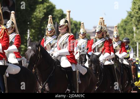 Mitglieder der Household Cavalry fahren die Mall in London hinunter. Bilddatum: Mittwoch, 22. Juni 2022. Stockfoto