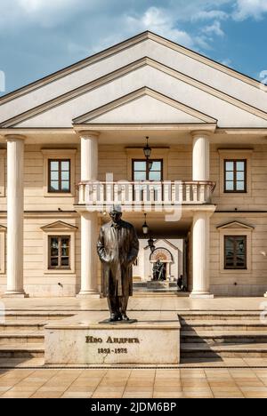 Visegrad, Republik Srpska, Bosnien und Herzegowina - 27. Mai 2022. Ivo Andric Denkmal in Andricgrad, Visegrad. Stockfoto