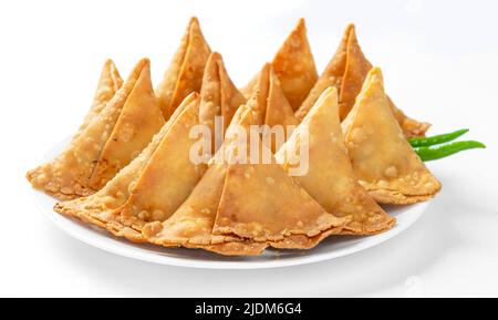 Potato Samosa oder Aloo Samosa ist ein sehr beliebtes Snack-Essen der asiatischen Menschen. Es wird aus Kartoffelpüree und Gewürzen hergestellt und in Teigblätter gefüllt. Stockfoto