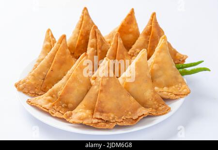 Potato Samosa oder Aloo Samosa ist ein sehr beliebtes Snack-Essen der asiatischen Menschen. Es wird aus Kartoffelpüree und Gewürzen hergestellt und in Teigblätter gefüllt. Stockfoto