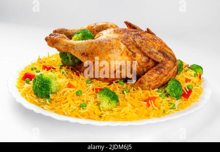 Gegrilltes Huhn mit Gemüse und Pilau-Reis Stockfoto