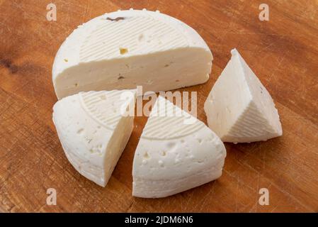 Robiola di Alba, Piemont, Italien, mit Trüffel, Weichkäse mit Trüffeln, die typisch für die Langhe sind, Form mit Scheiben auf Holzschneidebrett Stockfoto