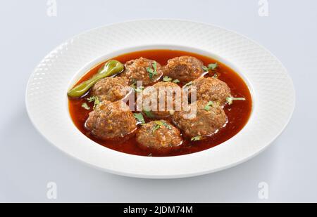 Kofta ist ein köstliches und würziges Fleisch-Ball-Fleisch-und-Fleisch-und-Fleisch- Mit Hammelfleisch oder Rindfleisch zubereitet und in dickem Soße gekocht. Ähnlich berühmt ist es auch in der Türkei. Stockfoto