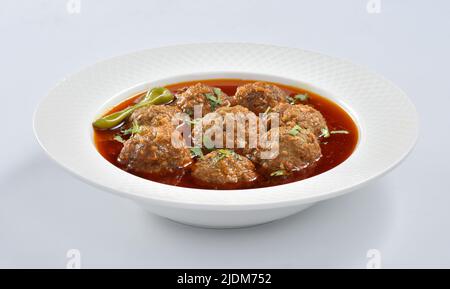 Kofta ist ein köstliches und würziges Fleisch-Ball-Fleisch-und-Fleisch-und-Fleisch- Mit Hammelfleisch oder Rindfleisch zubereitet und in dickem Soße gekocht. Ähnlich berühmt ist es auch in der Türkei. Stockfoto