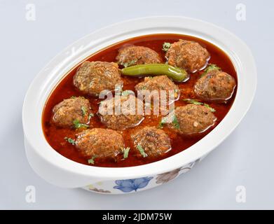 Kofta ist ein köstliches und würziges Fleisch-Ball-Fleisch-und-Fleisch-und-Fleisch- Mit Hammelfleisch oder Rindfleisch zubereitet und in dickem Soße gekocht. Ähnlich berühmt ist es auch in der Türkei. Stockfoto