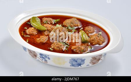 Kofta ist ein köstliches und würziges Fleisch-Ball-Fleisch-und-Fleisch-und-Fleisch- Mit Hammelfleisch oder Rindfleisch zubereitet und in dickem Soße gekocht. Ähnlich berühmt ist es auch in der Türkei. Stockfoto