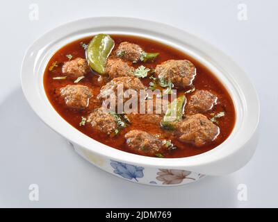 Kofta ist ein köstliches und würziges Fleisch-Ball-Fleisch-und-Fleisch-und-Fleisch- Mit Hammelfleisch oder Rindfleisch zubereitet und in dickem Soße gekocht. Ähnlich berühmt ist es auch in der Türkei. Stockfoto