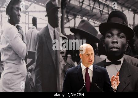 Der Herzog von Cambridge spricht anlässlich des Windrush Day bei der Enthüllung des National Windrush Monument an der Waterloo Station. Die Statue - von einem Mann, einer Frau und einem Kind in ihrem Sonntagsbeststand auf Koffern - wurde vom jamaikanischen Künstler und Bildhauer Basil Watson entworfen. Bilddatum: Mittwoch, 22. Juni 2022. Stockfoto