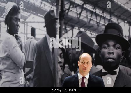 Der Herzog von Cambridge spricht anlässlich des Windrush Day bei der Enthüllung des National Windrush Monument an der Waterloo Station. Die Statue - von einem Mann, einer Frau und einem Kind in ihrem Sonntagsbeststand auf Koffern - wurde vom jamaikanischen Künstler und Bildhauer Basil Watson entworfen. Bilddatum: Mittwoch, 22. Juni 2022. Stockfoto