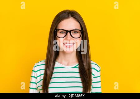 Portrait von wunderschönen atemberaubenden intelligente Mädchen von der Universität in Unternehmen isoliert auf gelbem Hintergrund graduiert Stockfoto