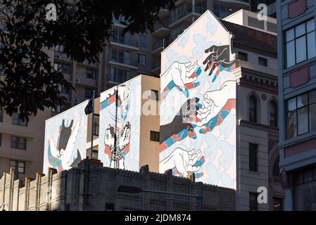 Im Auftrag der Pitt Street Uniting Church ist Peace Justice & Unity das Wandgemälde an der Wand des Pilgrim House in Sydney, Australien von Public Art Squad Stockfoto