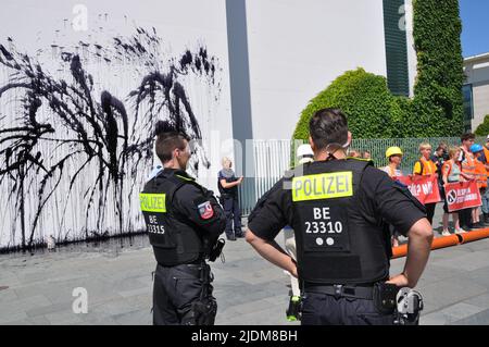 Berlin, Deutschland. 22. Juni 2022, Berlin, Deutschland. 22.. Juni 2022. Klimaaktivisten der Letzten Generation (Last Generation) haben am 22. Juni 2022 in Berlin das Kanzlergebäude in schwarzer Farbe gegossen, um gegen die mögliche Ausweitung der Nordseerölerzeugung zu protestieren. Kredit: Ales Zapotocky/CTK Foto/Alamy Live Nachrichten Stockfoto