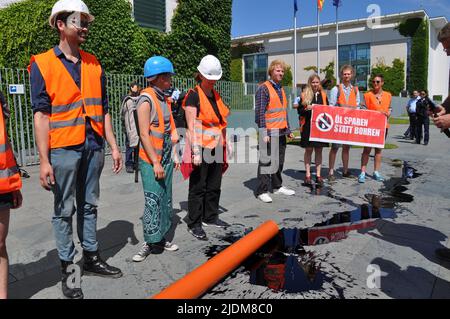 Berlin, Deutschland. 22. Juni 2022, Berlin, Deutschland. 22.. Juni 2022. Klimaaktivisten der Letzten Generation (Last Generation) haben am 22. Juni 2022 in Berlin das Kanzlergebäude in schwarzer Farbe gegossen, um gegen die mögliche Ausweitung der Nordseerölerzeugung zu protestieren. Kredit: Ales Zapotocky/CTK Foto/Alamy Live Nachrichten Stockfoto