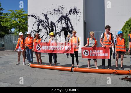 Berlin, Deutschland. 22. Juni 2022, Berlin, Deutschland. 22.. Juni 2022. Klimaaktivisten der Letzten Generation (Last Generation) haben am 22. Juni 2022 in Berlin das Kanzlergebäude in schwarzer Farbe gegossen, um gegen die mögliche Ausweitung der Nordseerölerzeugung zu protestieren. Kredit: Ales Zapotocky/CTK Foto/Alamy Live Nachrichten Stockfoto