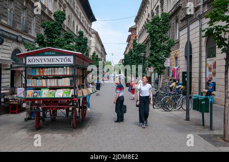 Budapest, Ungarn benutzte Bücherwagen in der Fußgängerzone "Bethlen Gabor" Stockfoto