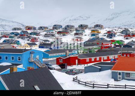 sisimiut grönland Panorama Stadtlandschaft mit bunten Häusern Stockfoto