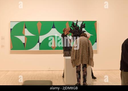 Wynn & Sulman-Preisausstellung im Juni 2022 in der Art Gallery of NSW in Sydney, Australien. Gemälde von Juz Kitson, Skulptur von Alison Puruntatameri Stockfoto