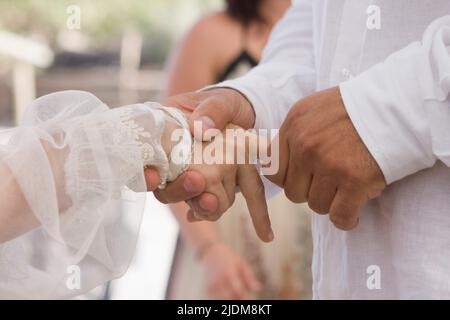 Jüdische Hochzeit das Glas brechen für viel Glück Stockfoto