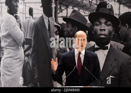 Der Herzog von Cambridge spricht anlässlich des Windrush Day bei der Enthüllung des National Windrush Monument an der Waterloo Station. Die Statue - von einem Mann, einer Frau und einem Kind in ihrem Sonntagsbeststand auf Koffern - wurde vom jamaikanischen Künstler und Bildhauer Basil Watson entworfen. Bilddatum: Mittwoch, 22. Juni 2022. Stockfoto