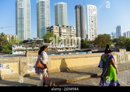 Mumbai, Maharashtra, Indien : Frauen gehen an Hochhäusern im Süden von Mumbai vorbei. Stockfoto