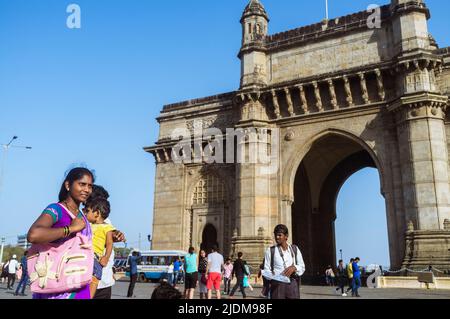 Mumbai, Maharashtra, Indien : die Menschen versammeln sich um das Tor von Indien monumentalen Bogen zwischen 1913 und 1924 im indo-Sarazenen Stil gebaut. Stockfoto