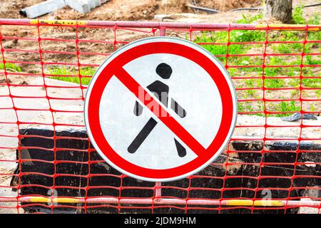 Das Straßenschild Passage ist verboten. Der Gang ist geschlossen. Bauarbeiten im Gange Stockfoto