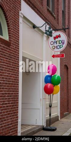 Salem, MA USA - 12. Juni 2022 - Curly Girl Candy Shop Exterieur Stockfoto