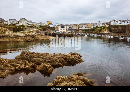 Gesamtansicht des Dorfes Tapia de Casariego in Asturien, Spanien. Stockfoto