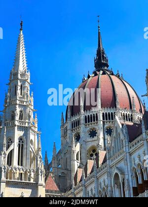 Nahaufnahme der Steinmetzarbeiten im ungarischen Parlamentsgebäude (Országház) in Budapest, Ungarn Stockfoto