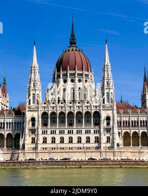 Das ungarische Parlamentsgebäude (Országház) in Budapest, Ungarn von der Donau aus gesehen. Stockfoto