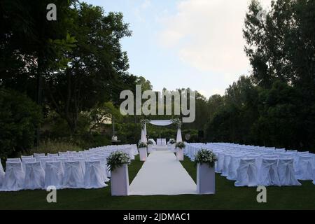 Das jüdische Hochzeitsdach, Eine Chuppa (auch Hupah, Chupah oder Chuppa geschrieben), ist ein Baldachin, das traditionell bei jüdischen Hochzeiten verwendet wird. Es besteht aus einem Tuch Stockfoto