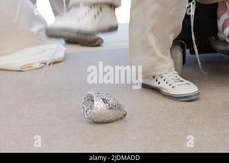 Jüdische Hochzeit das Glas brechen für viel Glück Stockfoto