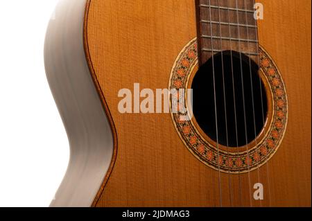 Klassischer Gitarrenkörper, Griffbrett, Schallloch aus der Nähe auf einem brillanten weißen Hintergrund isoliert Stockfoto