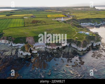 Luftaufnahme des Green Stacks Pinnacle Flamborough Head mit dem Leuchthaus im Hintergrund, Filey UK Stockfoto